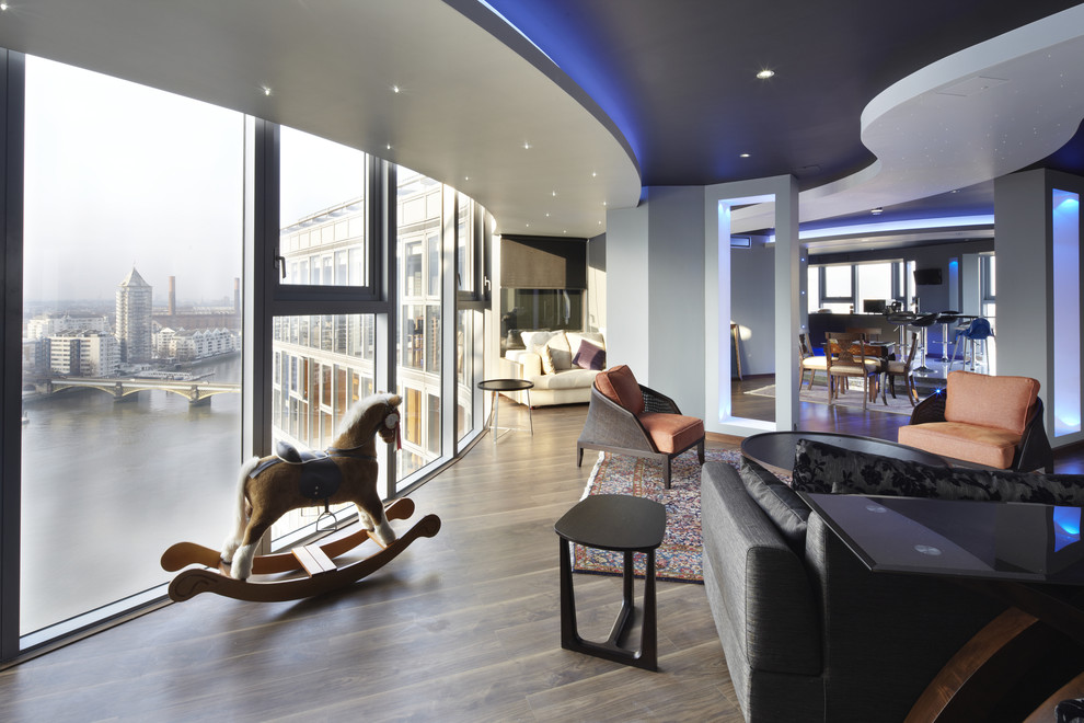 Идея дизайна: открытая гостиная комната в современном стиле с серыми стенами