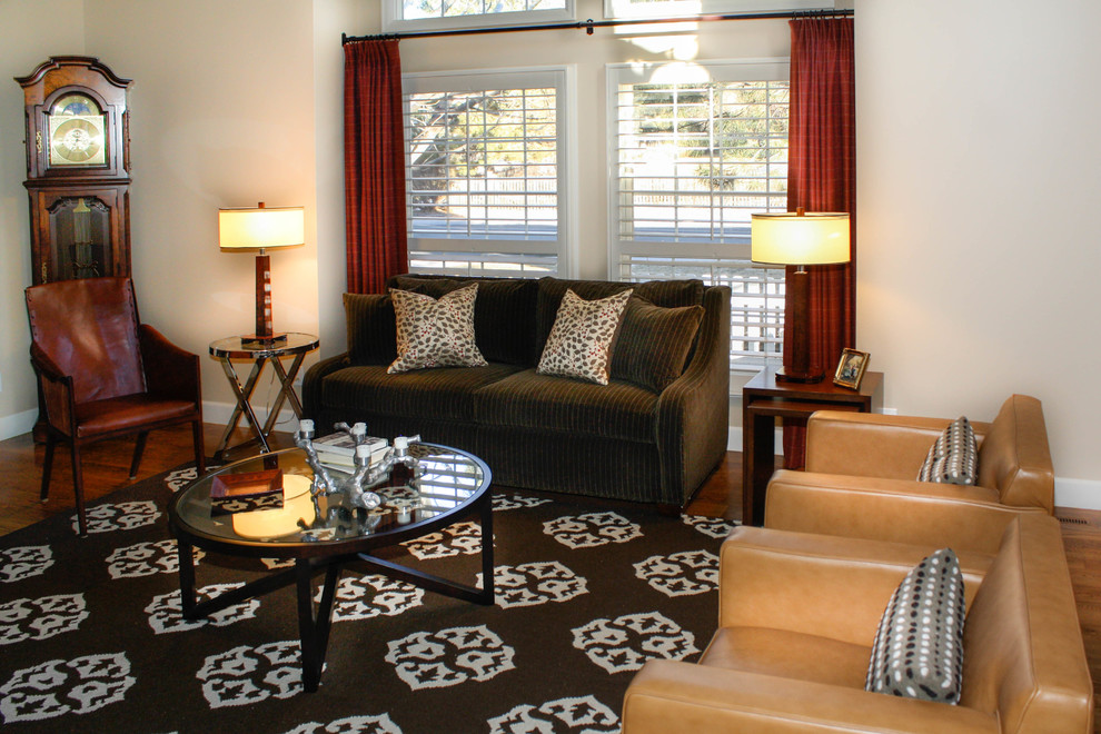 Esempio di un soggiorno classico aperto con sala formale, pareti beige e pavimento in legno massello medio