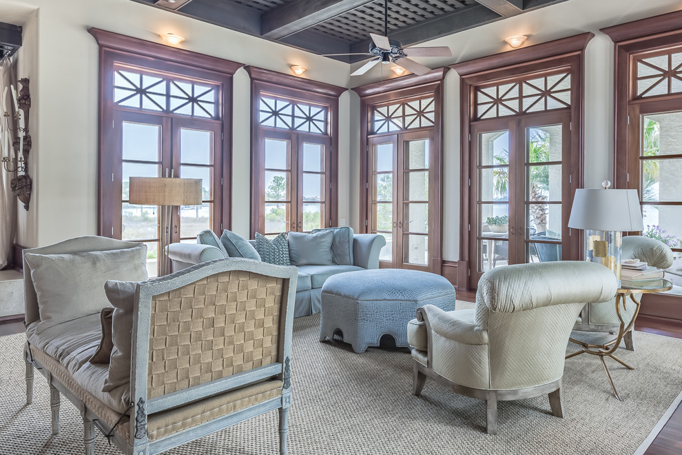 Foto di un ampio soggiorno tropicale aperto con sala formale, pareti beige e parquet scuro
