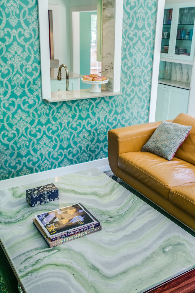 Exempel på ett mellanstort eklektiskt separat vardagsrum, med gröna väggar, klinkergolv i keramik och en väggmonterad TV