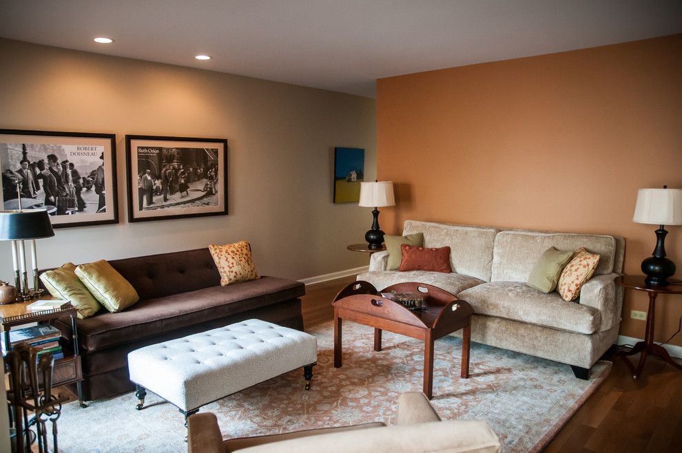 Kleines, Fernseherloses, Abgetrenntes Klassisches Wohnzimmer mit beiger Wandfarbe, braunem Holzboden, Kamin und Kaminumrandung aus Stein in Chicago