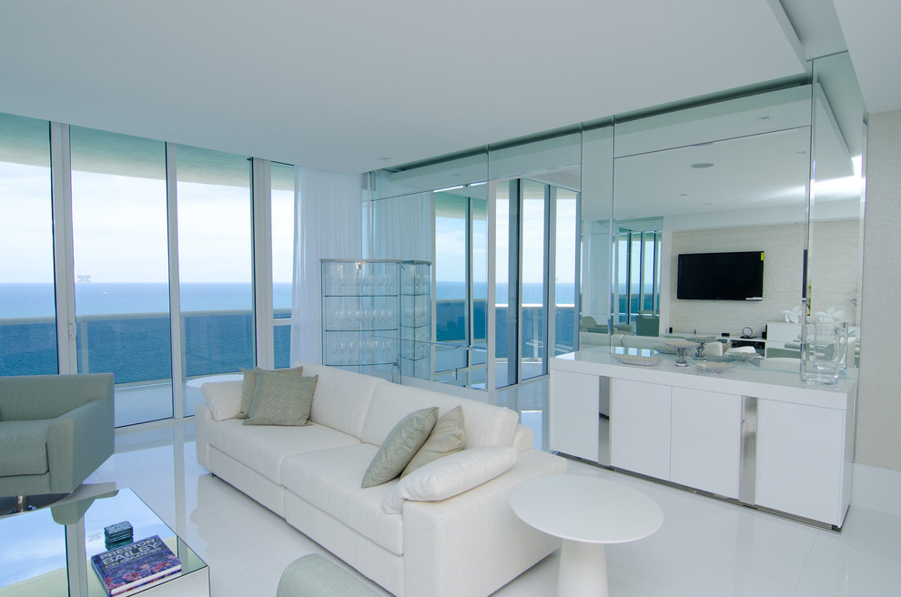 Großes, Offenes Modernes Wohnzimmer mit weißer Wandfarbe, Porzellan-Bodenfliesen, TV-Wand, weißem Boden und Hausbar in Miami
