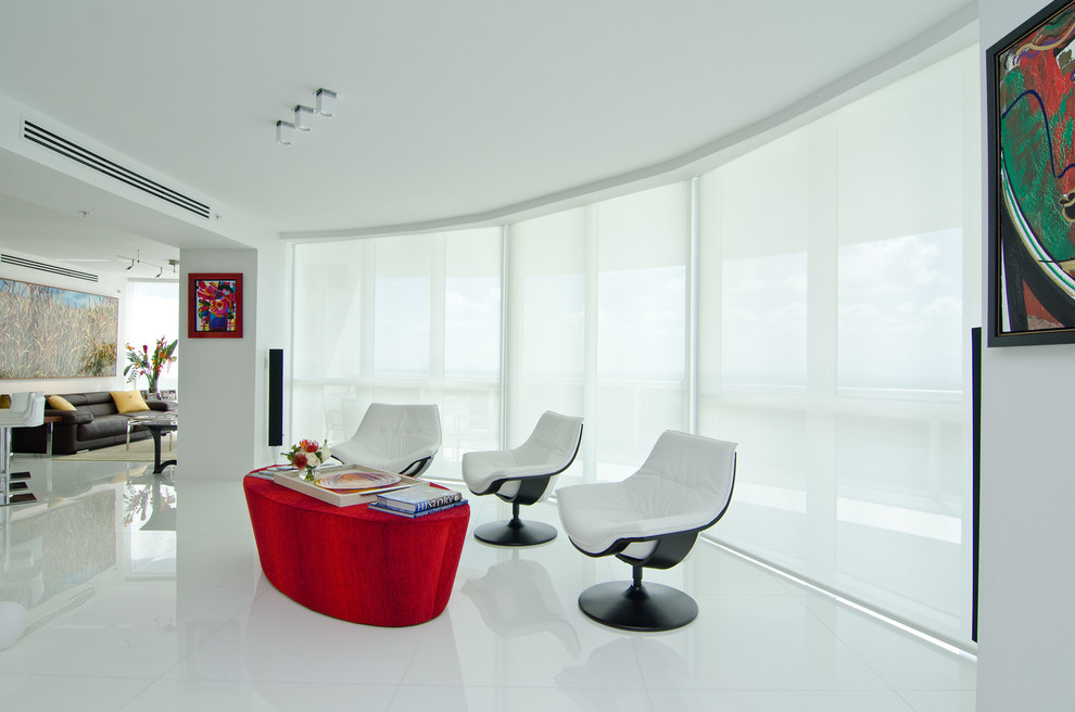 Esempio di un grande soggiorno moderno aperto con pareti bianche, pavimento in gres porcellanato e pavimento bianco