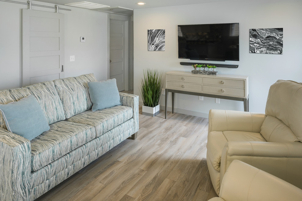 Immagine di un piccolo soggiorno minimalista aperto con pareti grigie, pavimento in laminato e pavimento grigio