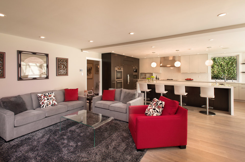 Großes, Offenes Modernes Wohnzimmer ohne Kamin mit weißer Wandfarbe, hellem Holzboden und TV-Wand in Vancouver