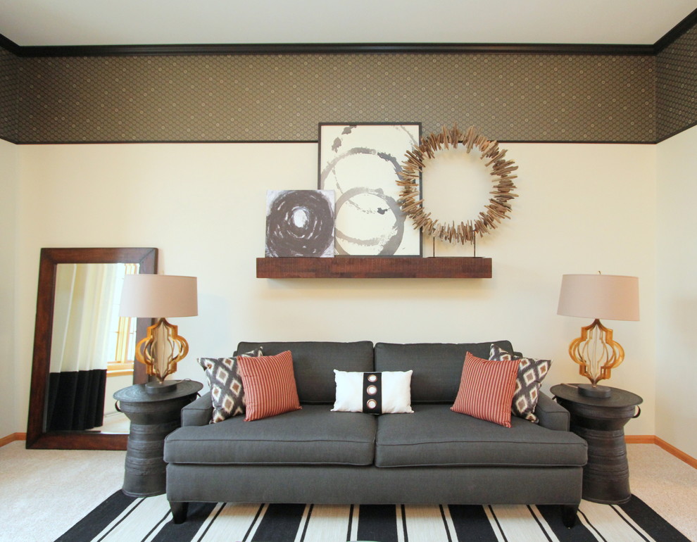 Идея дизайна: парадная, изолированная гостиная комната среднего размера в стиле неоклассика (современная классика) с бежевыми стенами, ковровым покрытием и бежевым полом без камина, телевизора