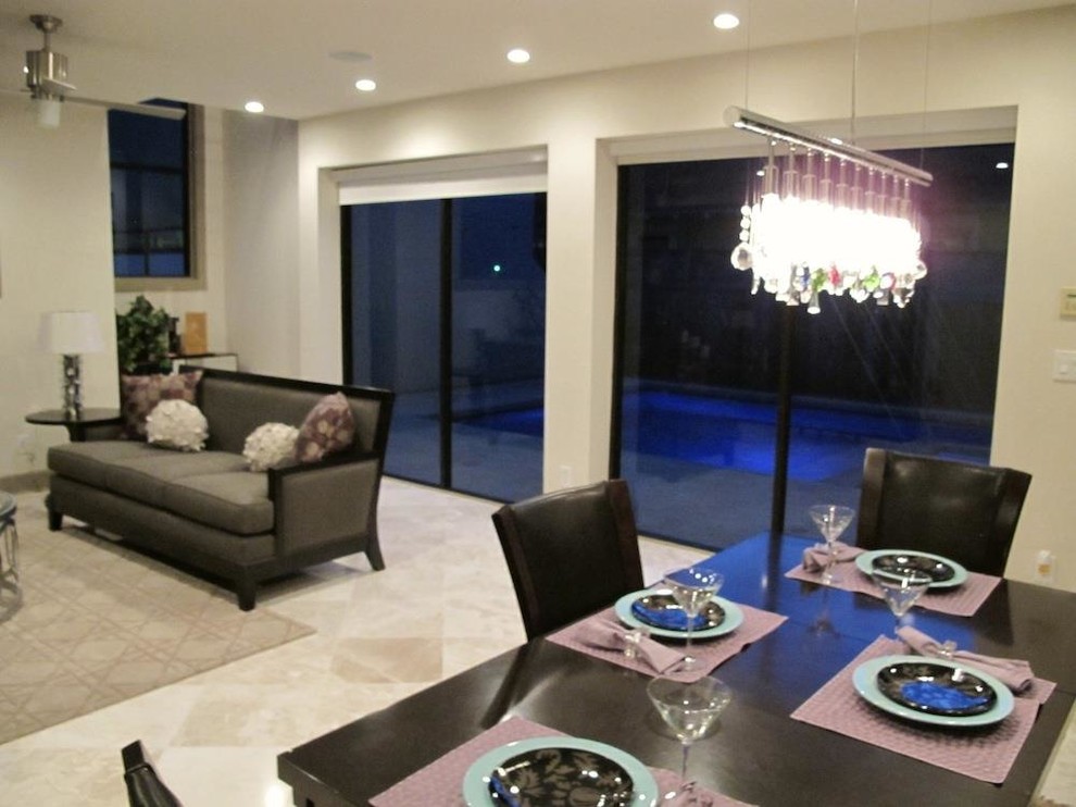 Immagine di un soggiorno minimalista di medie dimensioni e aperto con pareti bianche e pavimento in travertino