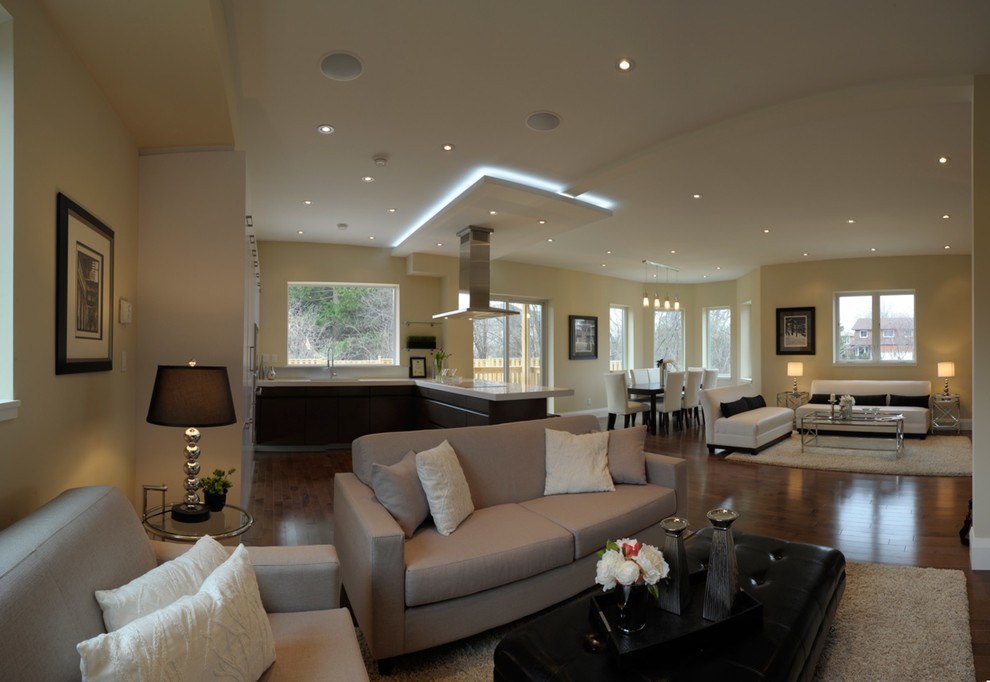 Foto di un soggiorno contemporaneo aperto con pareti beige e pavimento marrone