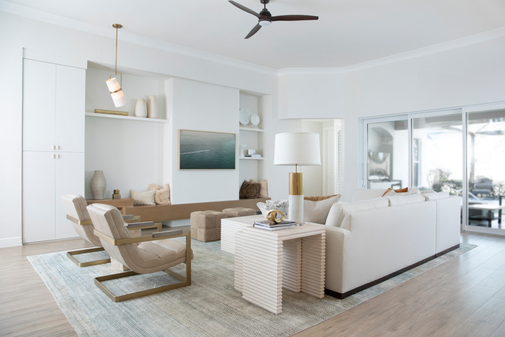 Geräumiges, Offenes Maritimes Wohnzimmer ohne Kamin mit weißer Wandfarbe, Porzellan-Bodenfliesen, TV-Wand und braunem Boden in Miami
