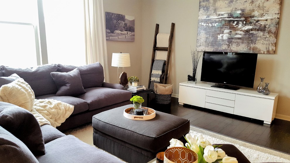 На фото: открытая гостиная комната среднего размера в современном стиле с серыми стенами, темным паркетным полом и отдельно стоящим телевизором с