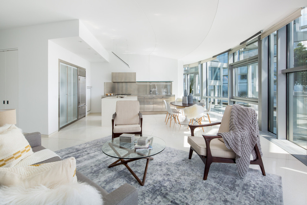 Modernes Wohnzimmer ohne Kamin mit weißer Wandfarbe in New York