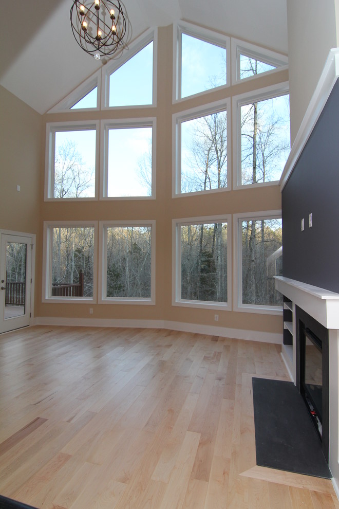Пример оригинального дизайна: большая открытая гостиная комната в классическом стиле с серыми стенами, светлым паркетным полом, стандартным камином, фасадом камина из дерева и мультимедийным центром