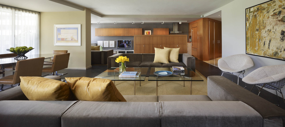 Immagine di un soggiorno minimal aperto con pareti beige e tappeto