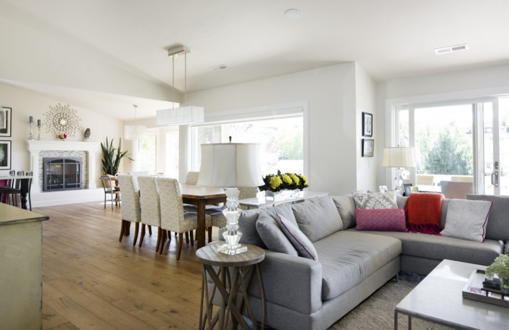 Cette photo montre un grand salon tendance ouvert avec un mur blanc, un sol en bois brun, une cheminée standard, un manteau de cheminée en carrelage, un téléviseur fixé au mur et un sol beige.