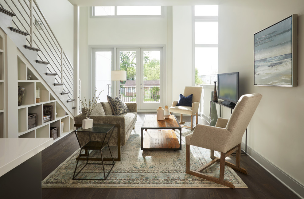 Esempio di un soggiorno chic di medie dimensioni e stile loft con pareti bianche, parquet scuro, pavimento marrone e TV autoportante
