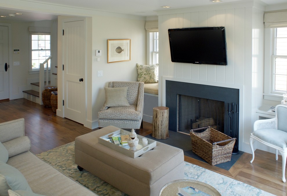 Mittelgroßes, Repräsentatives Klassisches Wohnzimmer mit weißer Wandfarbe, braunem Holzboden und Kamin in Boston