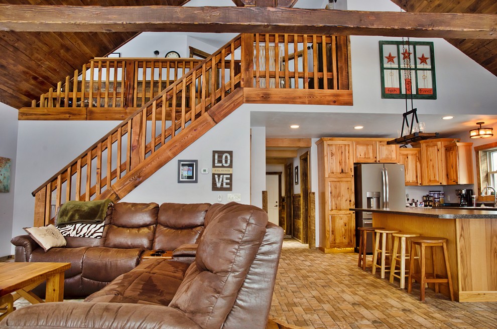 Foto di un grande soggiorno rustico aperto con pareti bianche, nessun camino, pavimento in legno massello medio e pavimento marrone