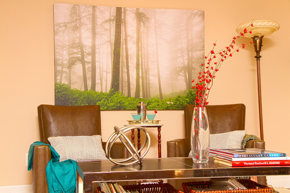 Eklektisches Wohnzimmer mit braunem Holzboden in Toronto