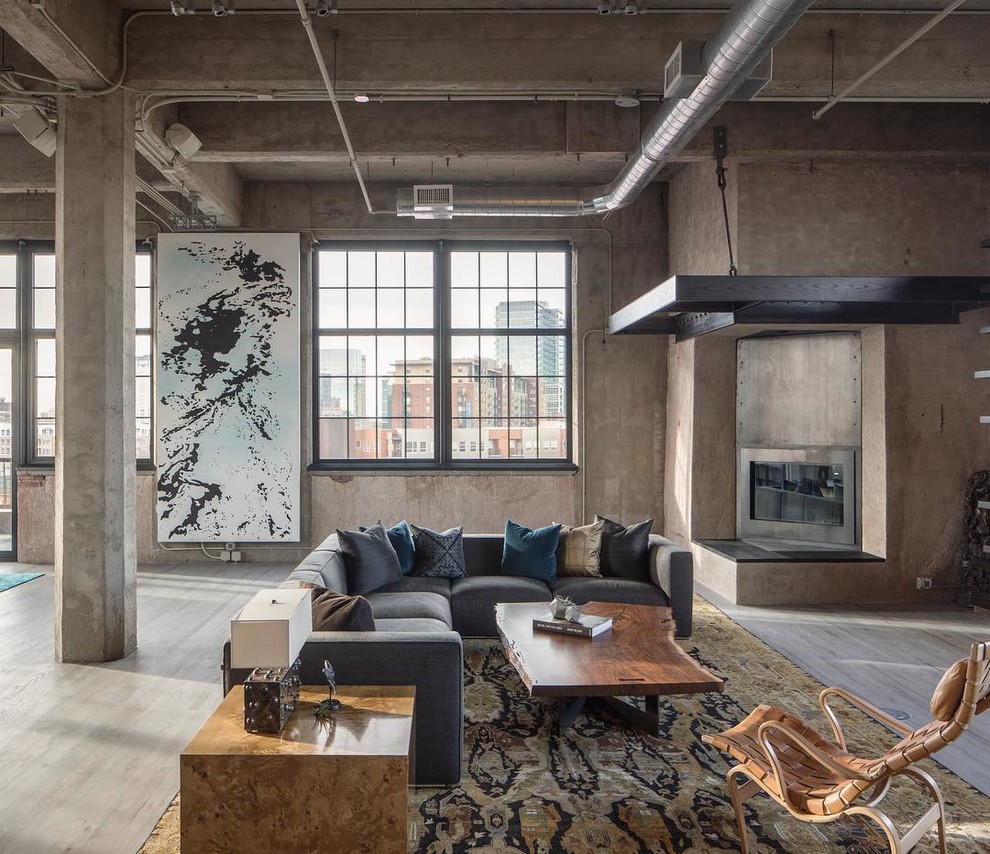 Свежая идея для дизайна: открытая гостиная комната в стиле лофт с угловым камином, фасадом камина из металла и ковром на полу - отличное фото интерьера