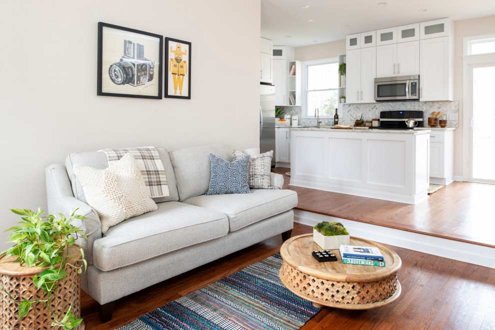 Immagine di un piccolo soggiorno tradizionale aperto con pareti beige, pavimento in legno massello medio, TV a parete e pavimento marrone