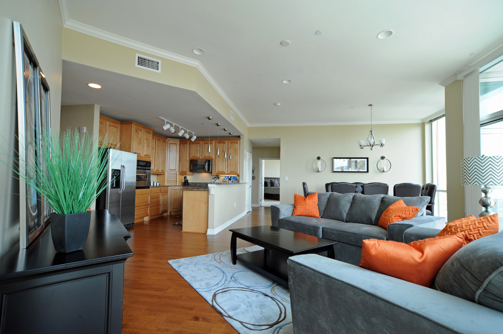 Foto di un soggiorno contemporaneo di medie dimensioni e aperto con pareti beige e pavimento in legno massello medio