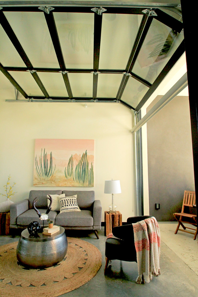 Идея дизайна: маленькая открытая гостиная комната в стиле модернизм с с книжными шкафами и полками, бежевыми стенами, полом из известняка и серым полом без камина, телевизора для на участке и в саду