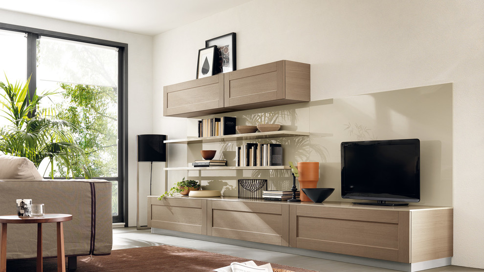 Diseño de salón abierto minimalista pequeño con paredes beige y televisor independiente