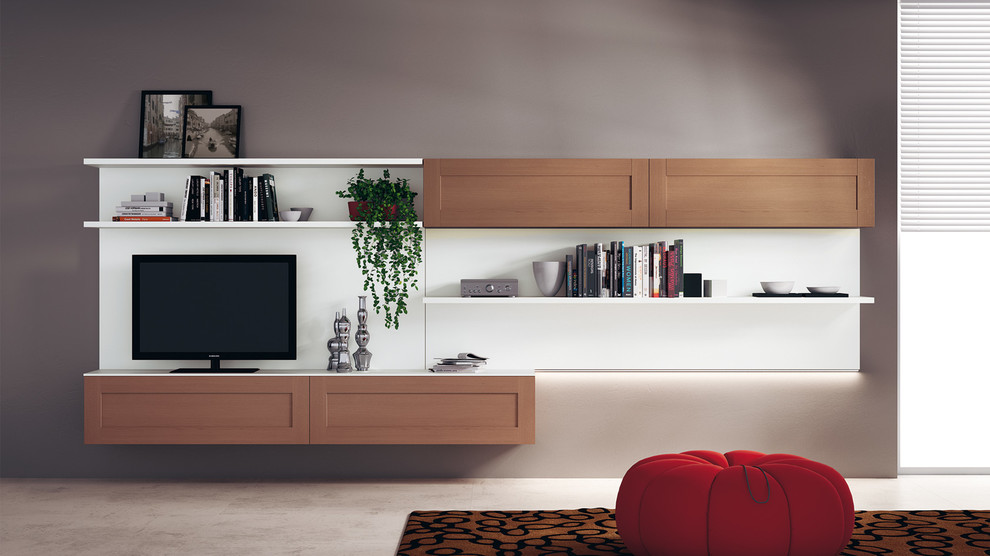 Esempio di un piccolo soggiorno minimalista aperto con pareti marroni e TV autoportante