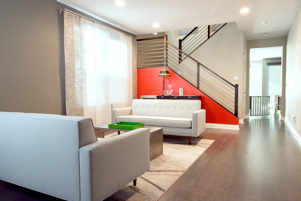 Пример оригинального дизайна: большая открытая гостиная комната в стиле модернизм с серыми стенами, паркетным полом среднего тона и коричневым полом