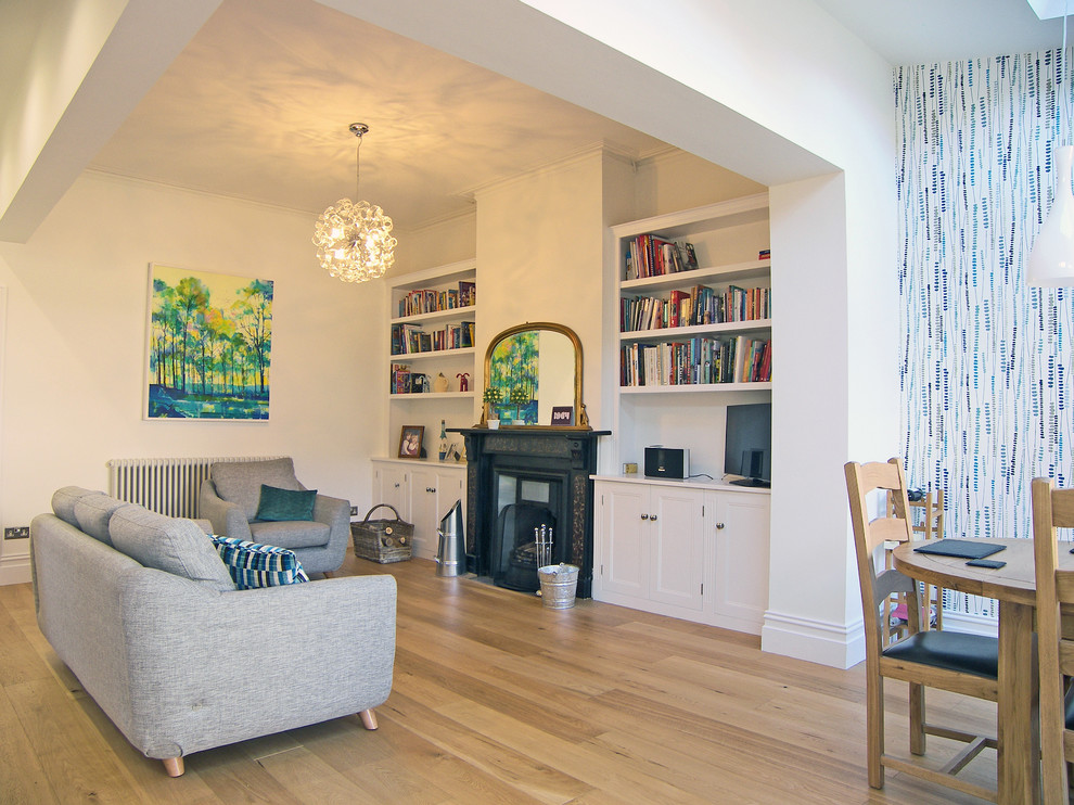 Imagen de salón abierto clásico de tamaño medio con paredes blancas, suelo de madera en tonos medios y todas las chimeneas