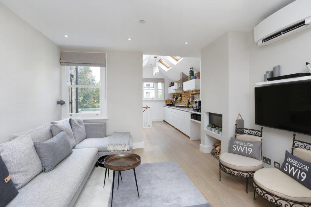 Mittelgroßes, Offenes Modernes Wohnzimmer mit weißer Wandfarbe, hellem Holzboden, Gaskamin und verputzter Kaminumrandung in London
