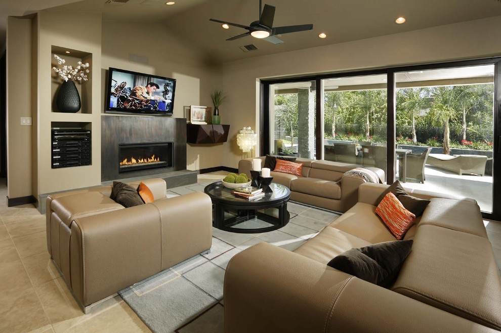 Modernes Wohnzimmer mit beiger Wandfarbe und Gaskamin in Sacramento