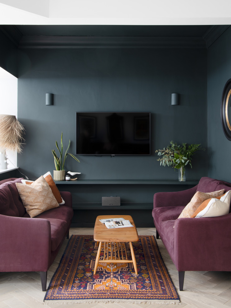 Mittelgroßes, Abgetrenntes Nordisches Wohnzimmer mit grüner Wandfarbe, hellem Holzboden und TV-Wand