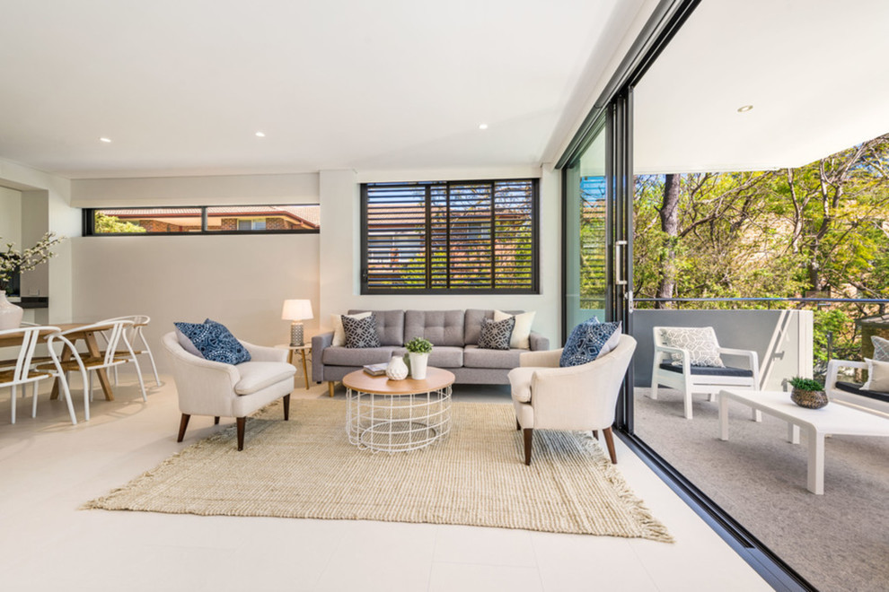 Großes, Offenes Klassisches Wohnzimmer mit weißer Wandfarbe, Porzellan-Bodenfliesen, freistehendem TV und beigem Boden in Sydney