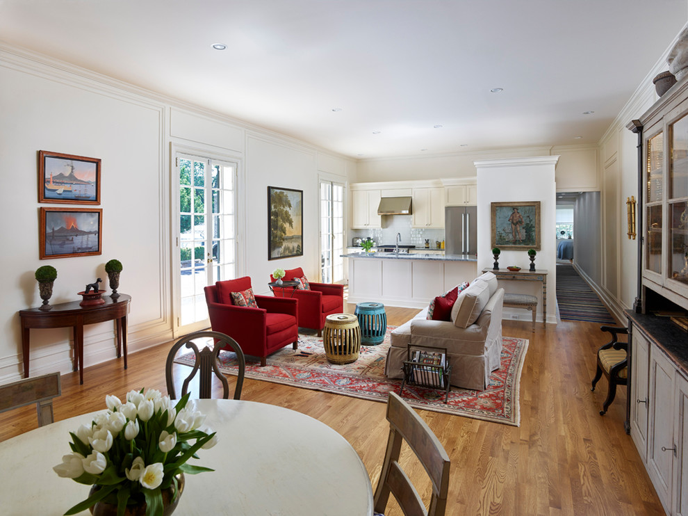 Imagen de salón abierto de estilo de casa de campo de tamaño medio con paredes blancas y suelo de madera clara