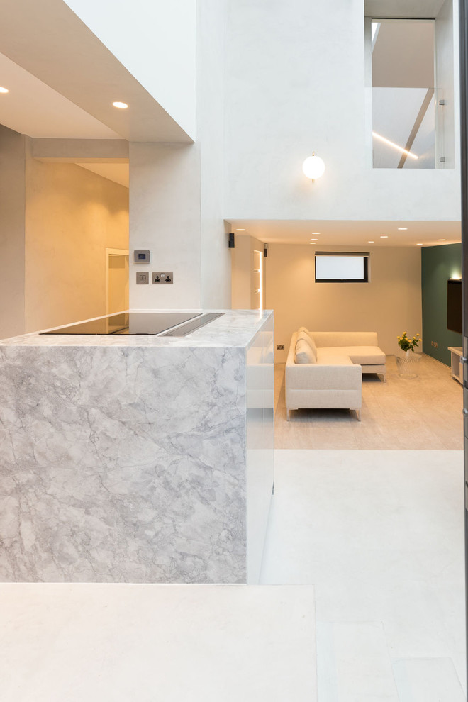 Esempio di un piccolo soggiorno moderno aperto con pareti grigie, pavimento in gres porcellanato, nessun camino, TV a parete e pavimento grigio
