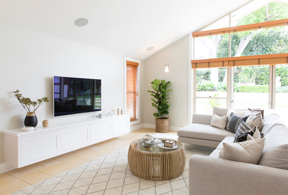 На фото: открытая гостиная комната среднего размера в современном стиле с серыми стенами, полом из керамогранита, телевизором на стене и бежевым полом с