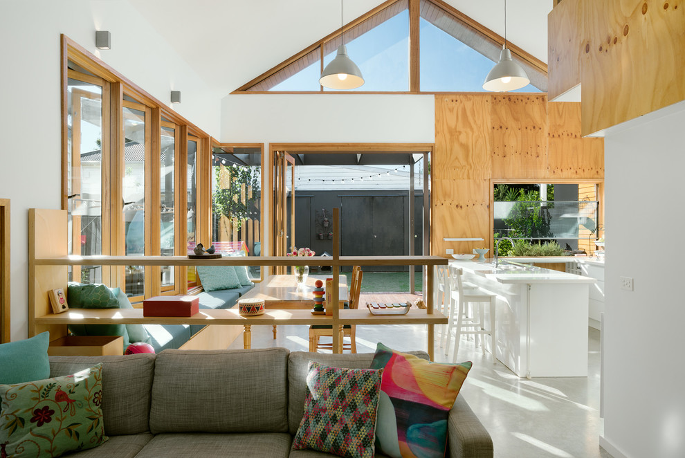 Mittelgroßes, Repräsentatives, Offenes Modernes Wohnzimmer mit weißer Wandfarbe und Betonboden in Melbourne