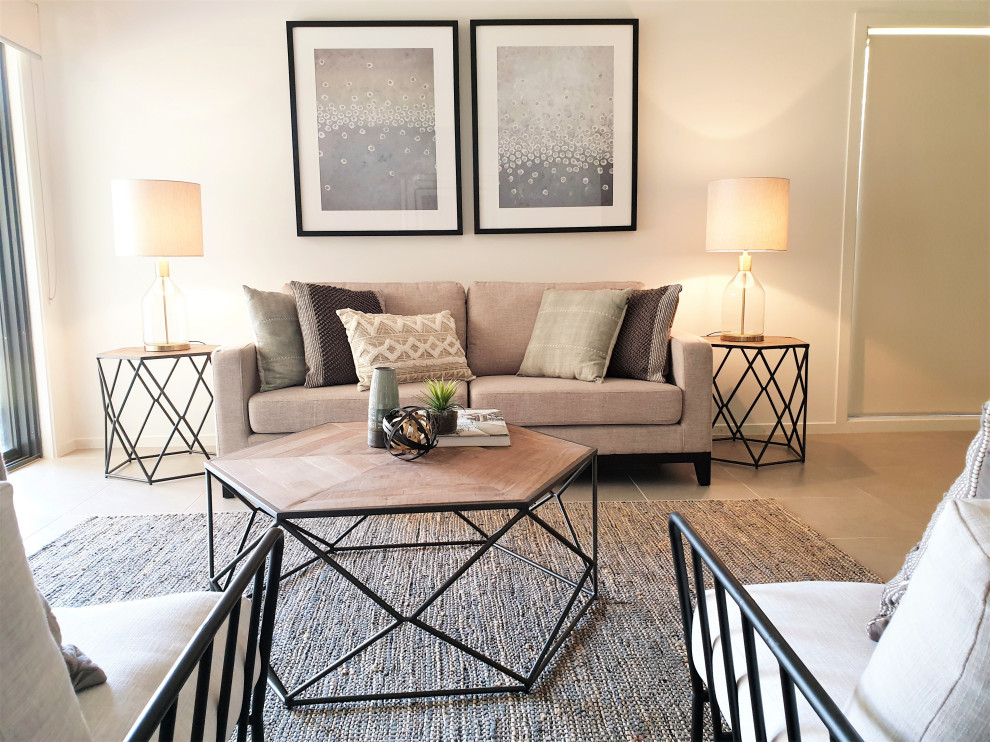 Ispirazione per un soggiorno minimal di medie dimensioni e aperto con pareti beige, pavimento con piastrelle in ceramica e pavimento beige