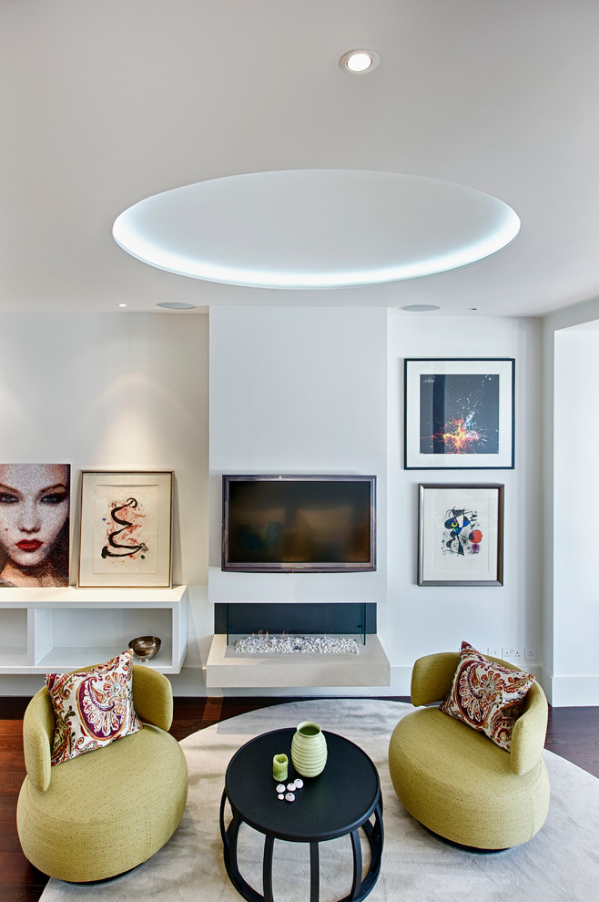 Mittelgroßes, Offenes Modernes Wohnzimmer mit weißer Wandfarbe, dunklem Holzboden, Hängekamin, verputzter Kaminumrandung und TV-Wand in London