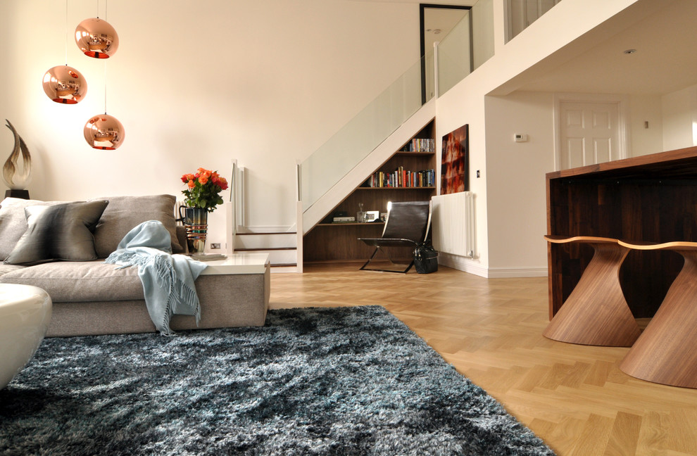 Свежая идея для дизайна: гостиная комната в современном стиле с белыми стенами и ковром на полу - отличное фото интерьера