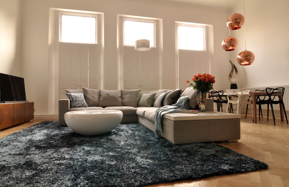 Idee per un soggiorno design con pareti bianche