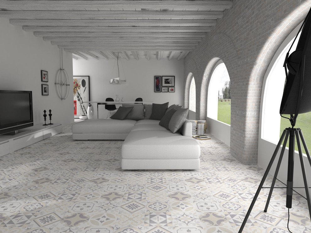 Ejemplo de salón abierto mediterráneo de tamaño medio con paredes blancas, suelo de baldosas de cerámica y televisor independiente