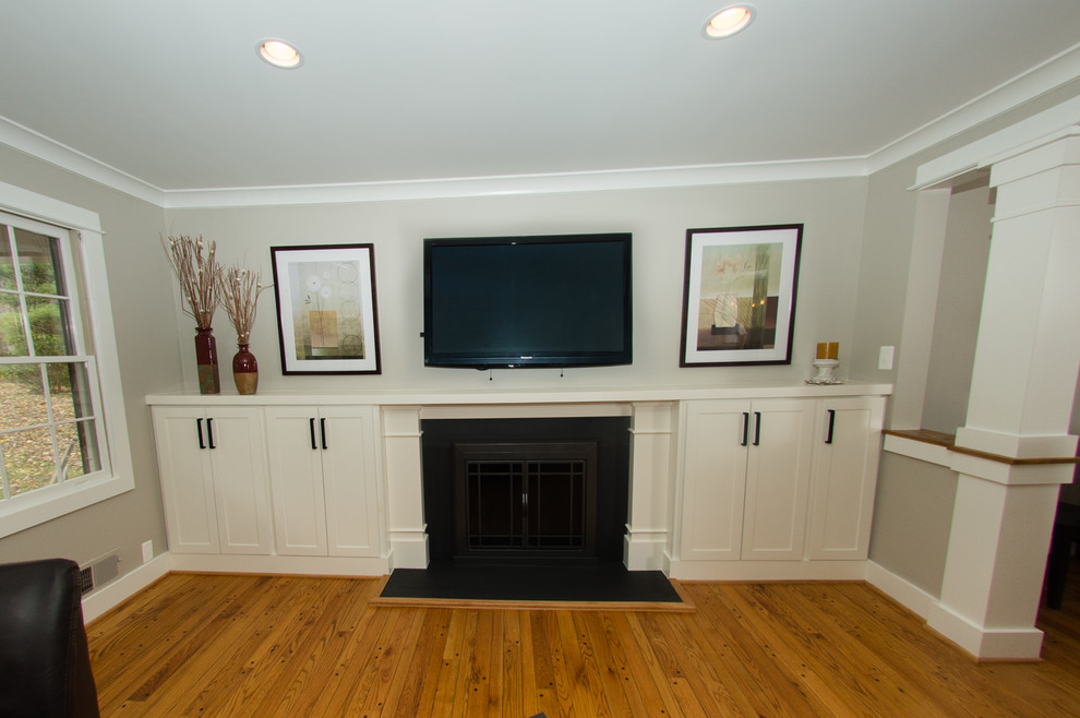 Ejemplo de salón de estilo americano de tamaño medio con paredes beige y suelo de madera en tonos medios