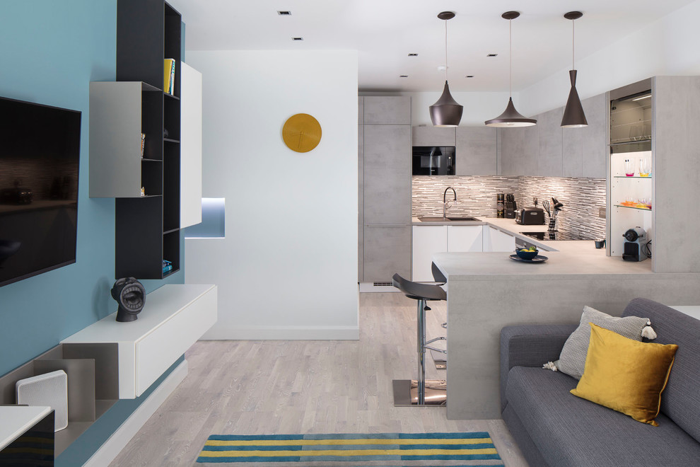 Idee per un soggiorno contemporaneo di medie dimensioni e aperto con parquet chiaro, pavimento multicolore, libreria, TV a parete e pareti blu