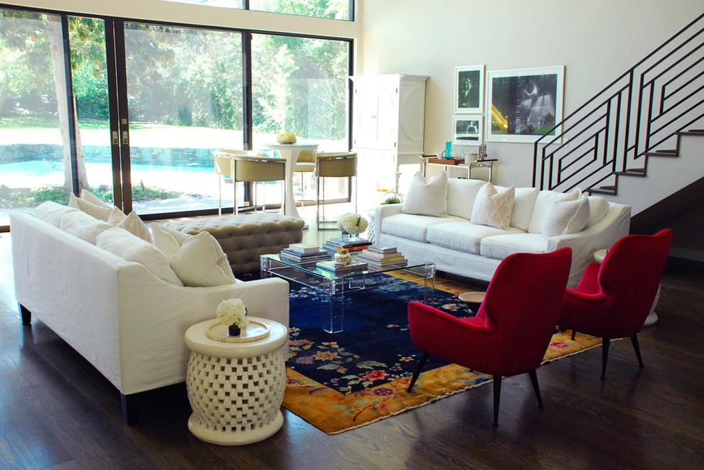 Stilmix Wohnzimmer mit braunem Holzboden in Los Angeles