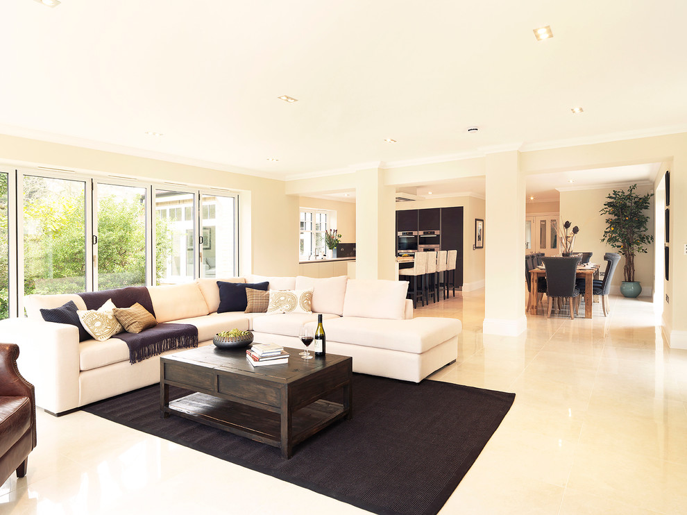 Esempio di un grande soggiorno contemporaneo aperto con pareti beige, sala formale, pavimento con piastrelle in ceramica e nessuna TV