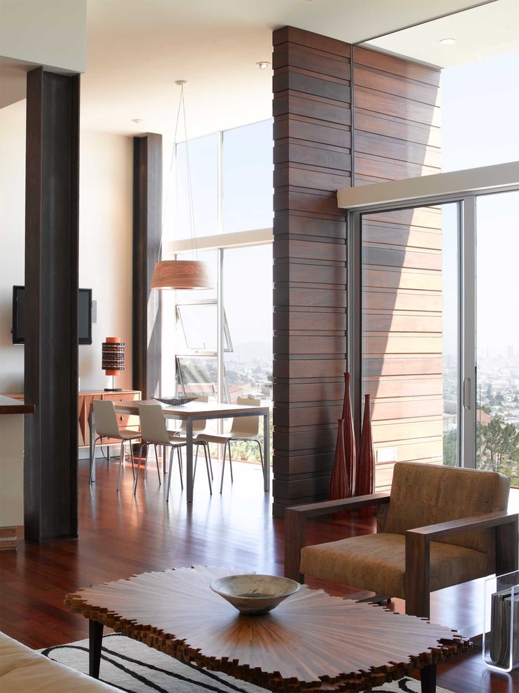 Foto di un soggiorno minimalista di medie dimensioni e chiuso con sala formale, pareti beige, parquet scuro e pavimento marrone
