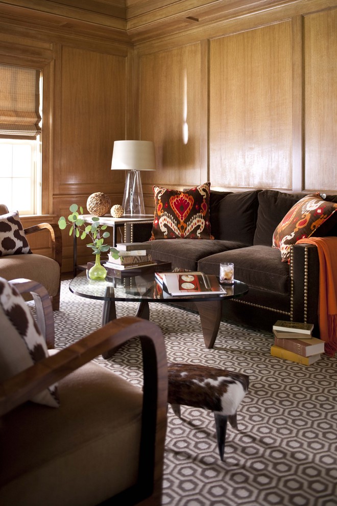 На фото: гостиная комната среднего размера в стиле неоклассика (современная классика) с коричневым диваном с