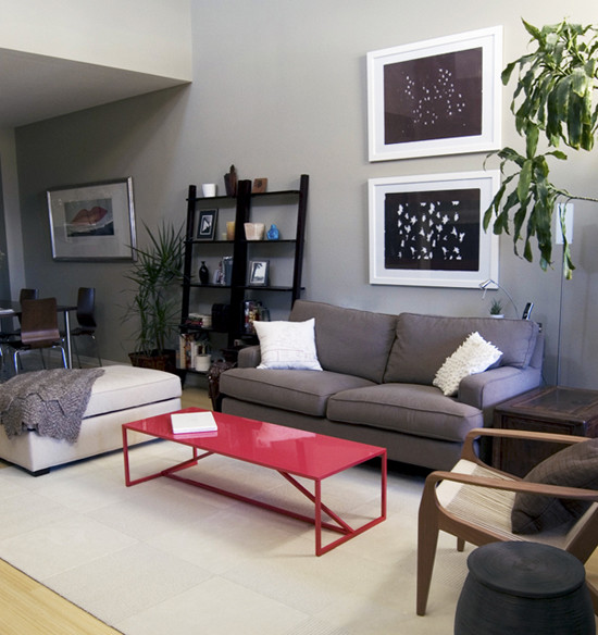 Idee per un soggiorno minimalista di medie dimensioni e aperto con pareti grigie e pavimento in bambù